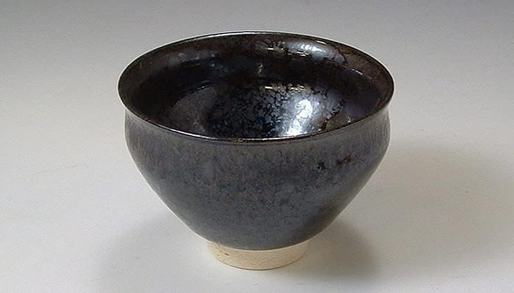 Ke-яки. Японското саке гуиноми в чаша Тенмоку. Дървена кутия. Керамични.