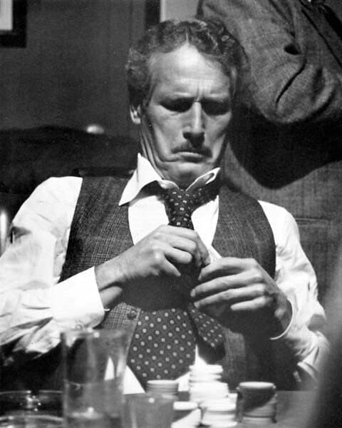 Пол Нюман внимателно обмисля своите карти по време на игра 1973 The Sting снимка 8x10