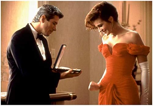 Красива жена (1990) - Джулия Робъртс В червена вечерна рокля Любуется огърлица, която държи на Ричард Гиър, Облечен в черен смокинг с размери 8 на 10 инча ФОТОГРАФИЯ-BG